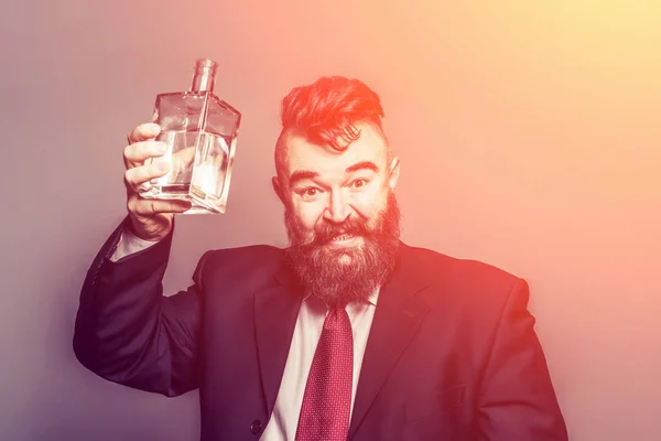 Vuxen Skäggig Man Kostym Som Lyfter Upp Flaska Alkohol Solljuset — Stockfoto