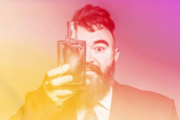 Дорослий Бородатий Чоловік Костюмі Дивиться Через Пляшку Алкоголю Рожевому Жовтому — стокове фото