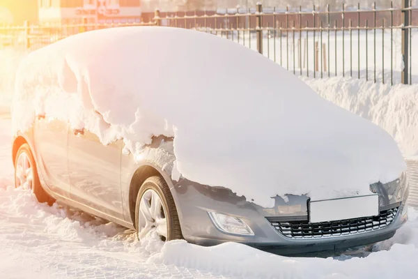 Zaparkowany Samochód Szary Pokryte Śniegiem Słońcu — Zdjęcie stockowe