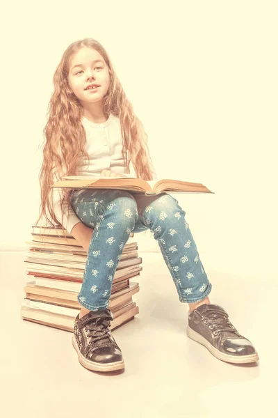 Linda Chica Con Libro Sentado Montón Libros Tonificado — Foto de Stock