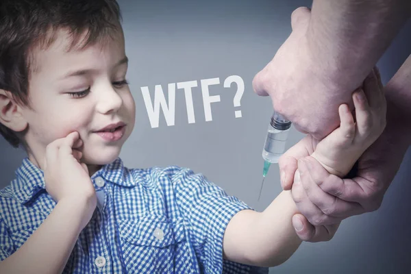 Niño Con Camisa Azul Durante Vacunación Con Una Inscripción Wtf — Foto de Stock