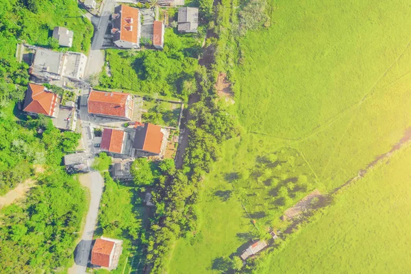 Blick Von Oben Auf Die Dorfhäuser Mit Rotem Ziegeldach Sonnenlicht — Stockfoto