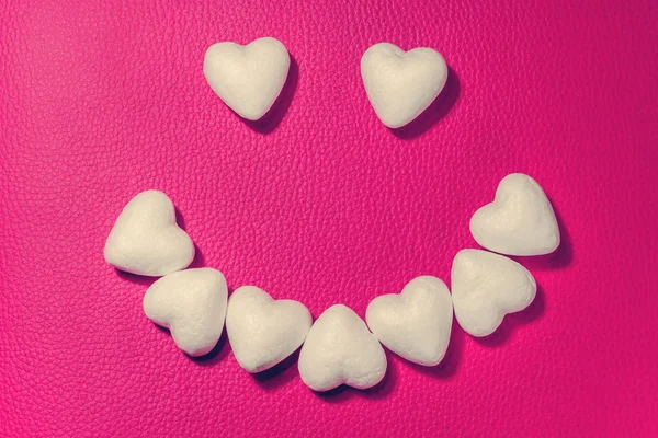 Счастливое Лицо Белых Сердец Розовом Кожаном Фоне — стоковое фото