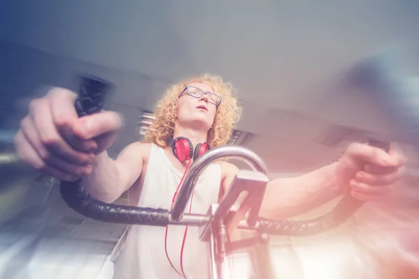 Sabit Bir Bisiklet Spor Salonunda Trenlerde Gözlük Kıvırcık Sarışın Adam — Stok fotoğraf