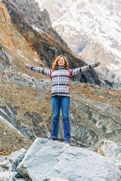 Ξανθιά Γυναίκα Στο Ένα Σακάκι Στέκεται Χέρια Υψωμένα Στα Βουνά — Φωτογραφία Αρχείου