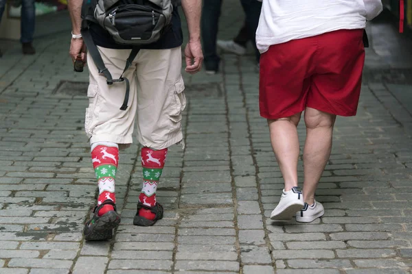 Hombre Mujer Pantalones Cortos Caminan Acera — Foto de Stock