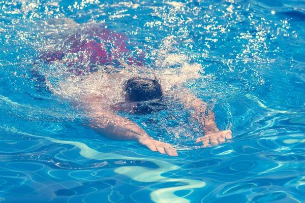 Mannen Röd Shorts Dopp Poolen — Stockfoto