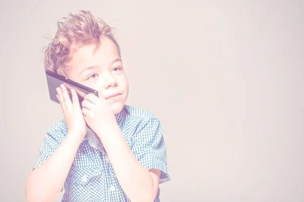 Χαριτωμένο Μικρό Αγόρι Που Μιλάτε Στο Τηλέφωνο Ήπια — Φωτογραφία Αρχείου