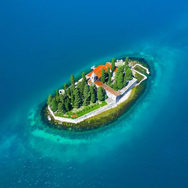Widok Góry Wyspie Klasztorem Błękitne Morze — Zdjęcie stockowe