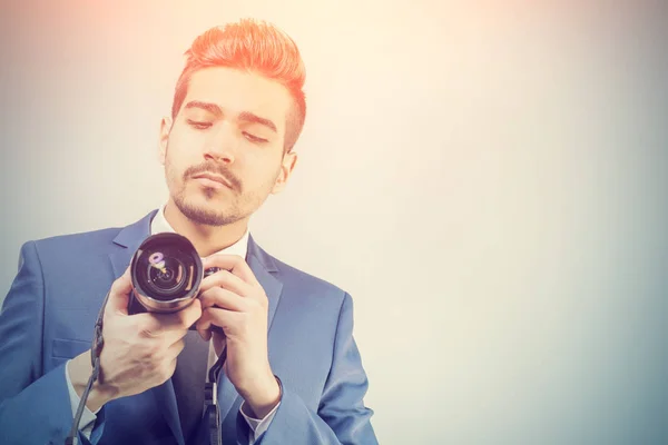 Attraktiv Ung Man Blå Kostym Med Kamera Solljus — Stockfoto