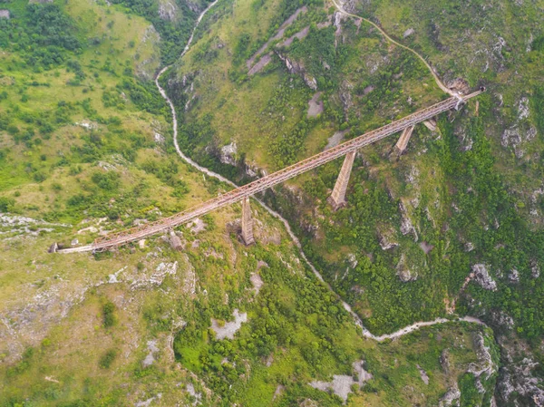 Κάτοψη Του Στα Βουνά Σιδηροδρομική Γέφυρα — Φωτογραφία Αρχείου