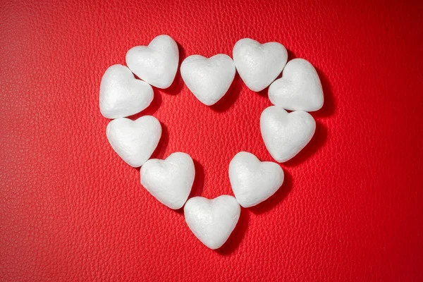 Corazón Blanco Sobre Fondo Cuero Rojo —  Fotos de Stock