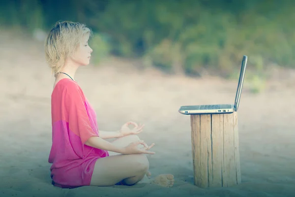 Szőke Tinédzser Lány Piros Blúz Meditáció Előtt Egy Laptop Strandon — Stock Fotó