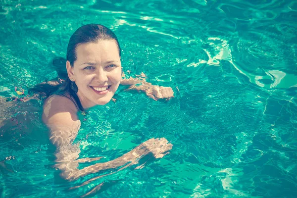 Yüzme Havuzunda Bir Gülümsemeyle Bikinili Güzel Bir Esmer Kadın — Stok fotoğraf
