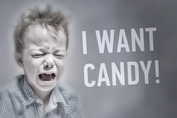 Sír Kisfiú Egy Szürke Háttér Mellett Felirat Azt Akarom Candy — Stock Fotó