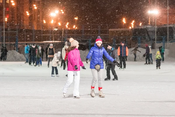 Kazan Russia January 2017 Girls Skating Rink Evening — Stock Photo, Image