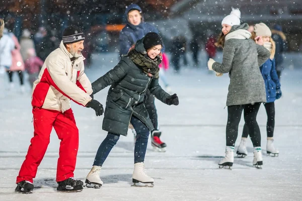 Kazan Russia January 2017 Old Man Young Girl Skating Rink — Stock Photo, Image