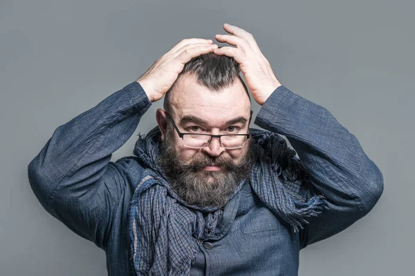 Hombre Barbudo Adulto Con Gafas Corrige Cabello Sobre Fondo Gris —  Fotos de Stock