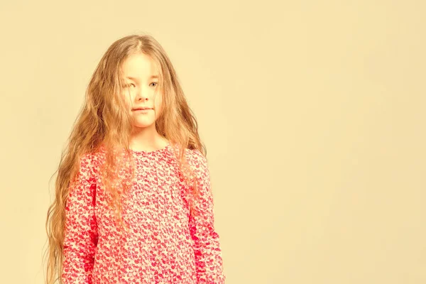 Милая Маленькая Девочка Красном Платье Длинными Волосами Желтом Фоне Toned — стоковое фото