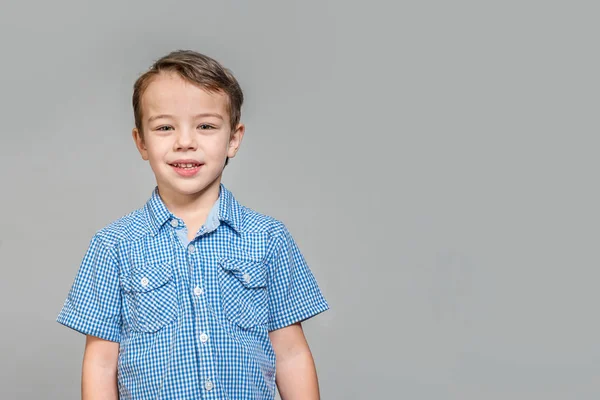 Menino Bonito Uma Camisa Azul Fundo Cinza — Fotografia de Stock