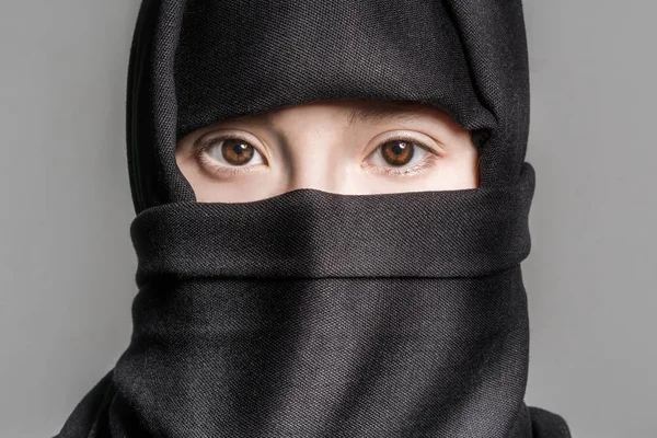 Ragazza Musulmana Hijab Nero Sfondo Grigio — Foto Stock