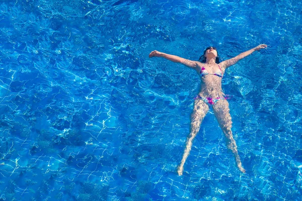 Femme Bikini Lunettes Soleil Couchées Dans Eau — Photo