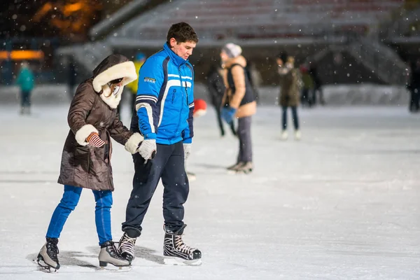 러시아 2017 남자와 저녁에 스케이트장에 — 스톡 사진