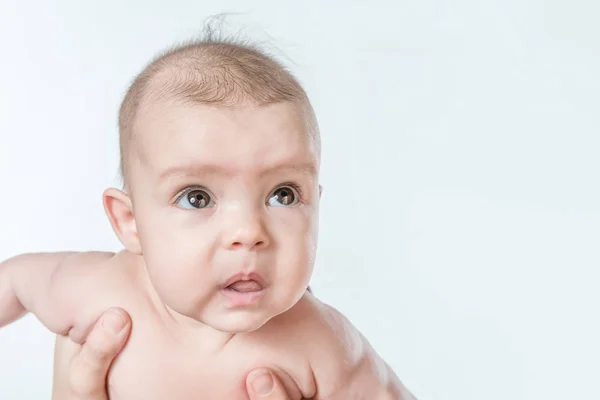 Schattige Baby Vrouwelijke Handen Een Witte Achtergrond — Stockfoto