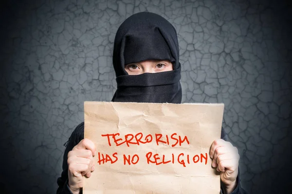 Ragazza Musulmana Hijab Nero Con Poster Con Iscrizione Terrorismo Non — Foto Stock