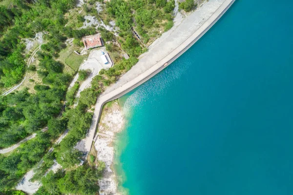 Вид Сверху Красивое Горное Озеро Окруженное Зеленым Лесом — стоковое фото