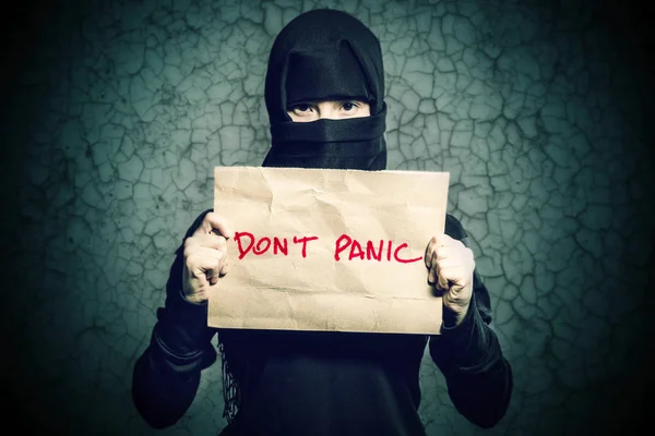 Muzułmanin Dziewczyna Czarnym Hidżab Gospodarstwa Plakat Napisem Don Panic Tle — Zdjęcie stockowe