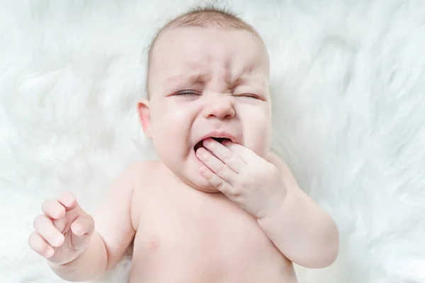 Llorando Bebé Encuentra Blanco Esponjoso Fondo — Foto de Stock