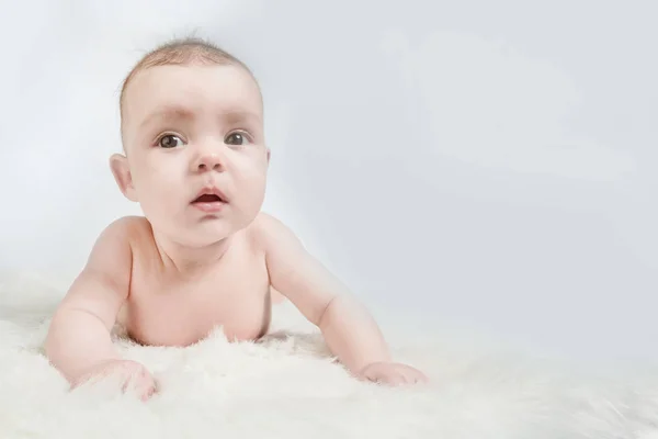 Bebê Bonito Está Fundo Fofo Branco — Fotografia de Stock