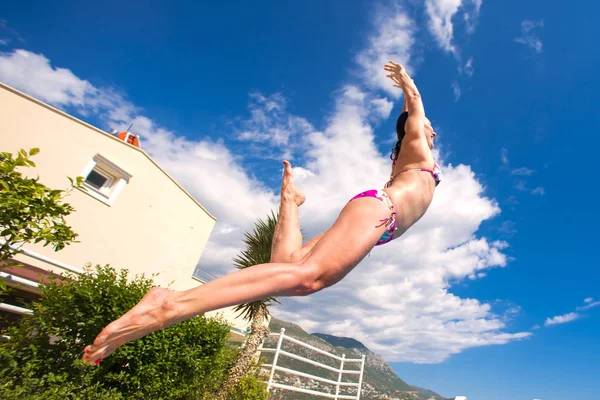 Yüzme Havuzunda Bikini Atlama Ince Esmer Kadın — Stok fotoğraf