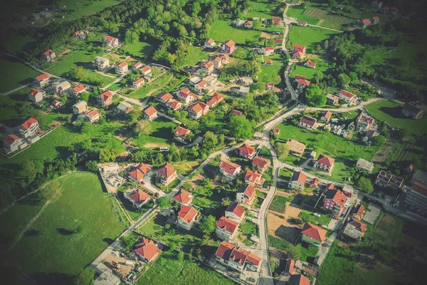 Vista Superior Das Casas Aldeia Com Telhado Azulejos Vermelhos Grama — Fotografia de Stock