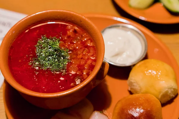 Sup Borscht Dalam Panci Tanah Liat Dengan Donat Dan Krim — Stok Foto