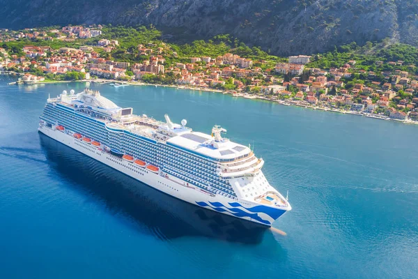 Bovenaanzicht Van Een Prachtig Cruiseschip Stad — Stockfoto