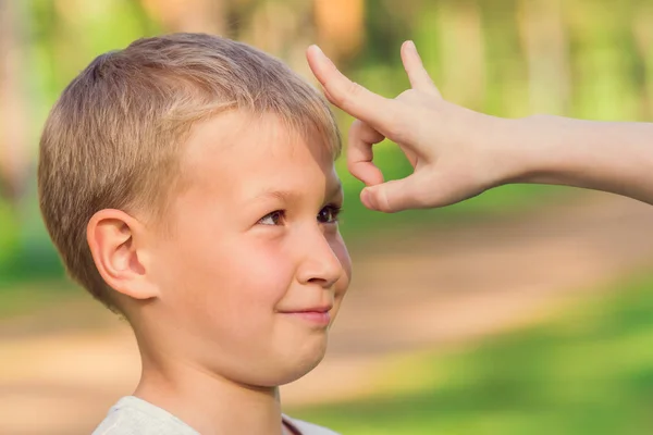 Plavovlasý Chlapec Čeká Rychlý Pohyb Prstu Čela — Stock fotografie