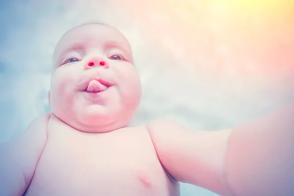 Lindo Bebé Acostado Una Piel Blanca Mostrando Lengua Luz Del — Foto de Stock