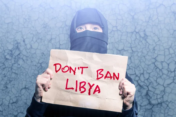 Мусульманская Девушка Черном Хиджабе Плакатом Надписью Либя Стене Трещинами — стоковое фото