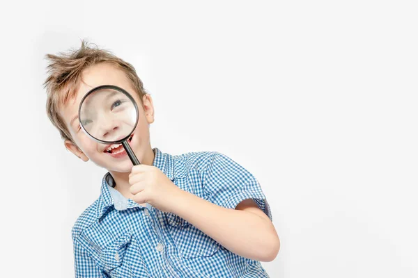 Garoto Bonito Uma Camisa Azul Olhando Através Uma Lupa Fundo — Fotografia de Stock