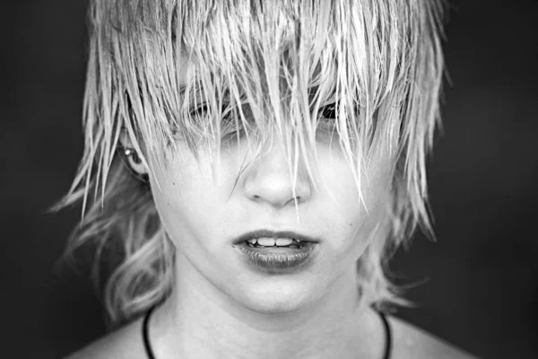 濡れた髪悲しい十代の少女 — ストック写真