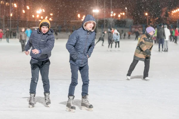 Kasan Russland Januar 2017 Menschen Auf Der Eisbahn Abend — Stockfoto