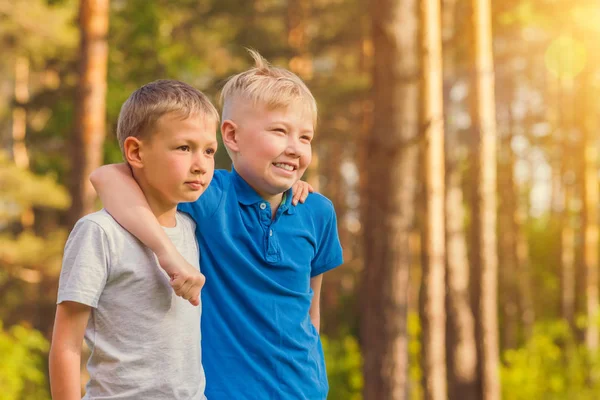 Два Светловолосых Мальчика Белых Синих Футболках Обнимающихся Солнечном Лесу — стоковое фото