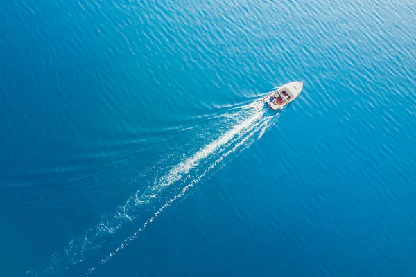 Vista Superior Barco Blanco Navegando Mar Azul — Foto de Stock