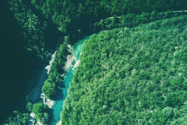 Pohled Shora Řeky Horách Obklopená Zelený Les — Stock fotografie