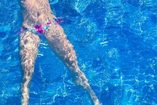 Femme Bikini Lunettes Soleil Nage Dans Piscine — Photo