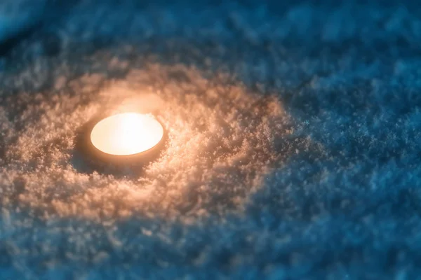 Vela Ardiendo Nieve Anochecer —  Fotos de Stock