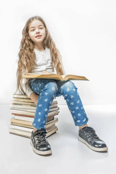 Linda Chica Con Libro Sentado Montón Libros Sobre Fondo Blanco — Foto de Stock