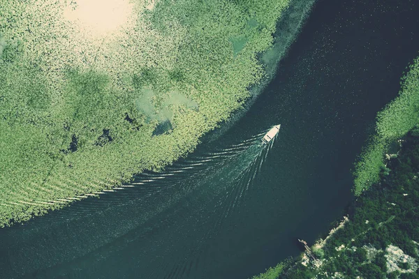 Вид Сверху Белой Лодки Плывущей Вдоль Реки — стоковое фото